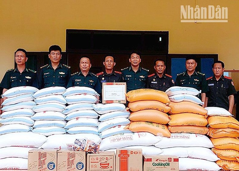 Tặng gạo cho lực lượng bảo vệ biên giới nước bạn Lào