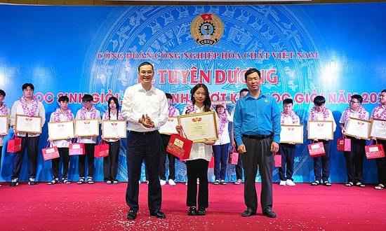 Công đoàn Công nghiệp Hóa chất Việt Nam tuyên dương học sinh giỏi, vượt khó