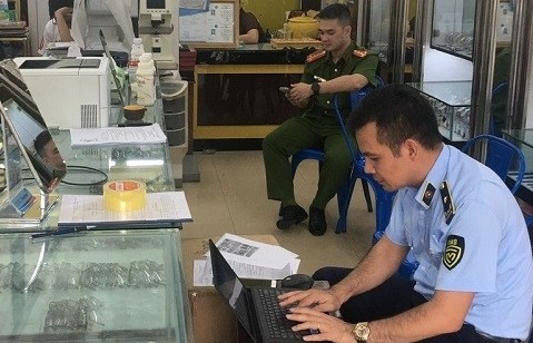 Quảng Ninh: Cục Quản lý thị trường phối hợp với lực lượng Công an để đấu tranh chống hàng giả