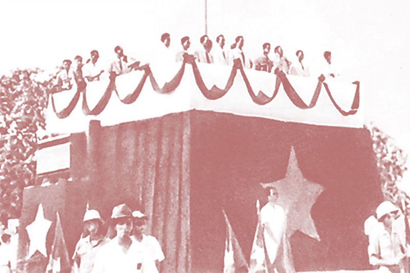 Đại diện Chính phủ Cách mạng lâm thời Việt Nam Dân chủ Cộng hòa ra mắt quốc dân trên lễ đài, ngày 2/9/1945  Ảnh tư liệu