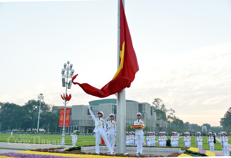 Trang nghiêm, trang trọng lễ thượng cờ tại Quảng trường Ba Đình
