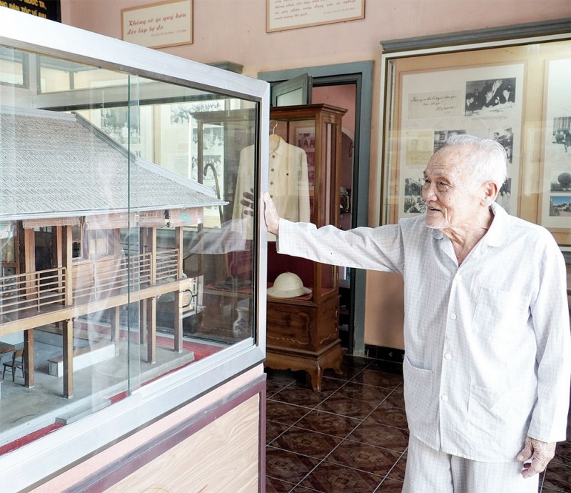 Ông Bùi Xuân Phước và mô hình ngôi nhà sàn được phục chế từ chính ngôi nhà sàn Bác đã sống và làm việc ở Phủ Chủ tịch sau năm 1954
