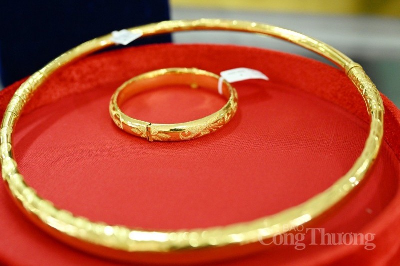 Nhẫn tròn trơn Phú Quý 24K – Phú Quý Jewelry