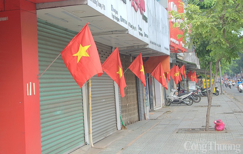 Đường phố TP. Hồ Chí Minh rực rỡ cờ hoa chào mừng Tết Độc lập