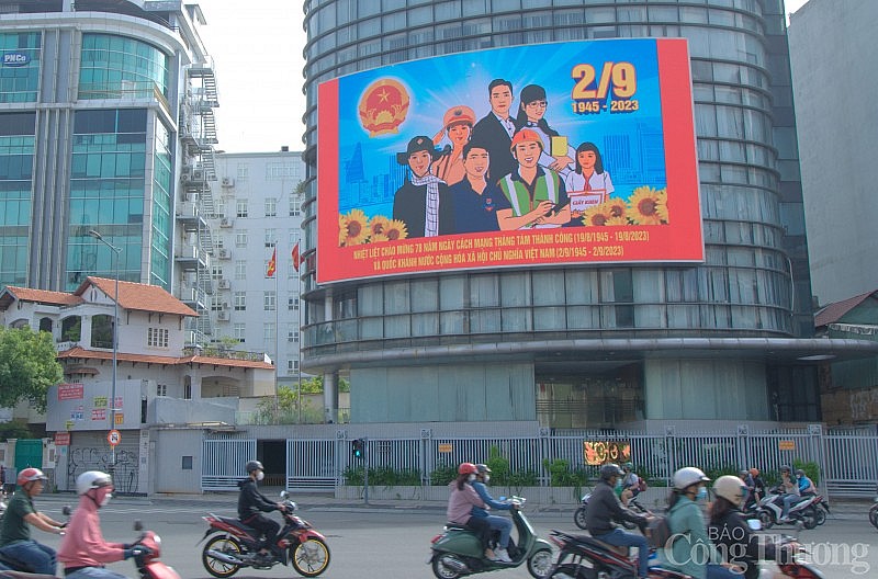 Đường phố TP. Hồ Chí Minh rực rỡ cờ hoa chào mừng Tết Độc lập