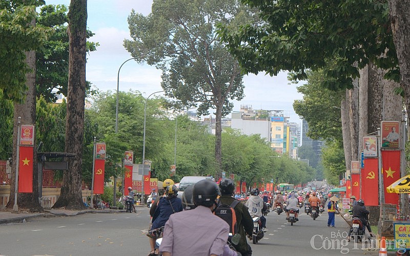 Đường phố TP. Hồ Chí Minh rực rỡ cờ hoa chào mừng Tết Độc lập