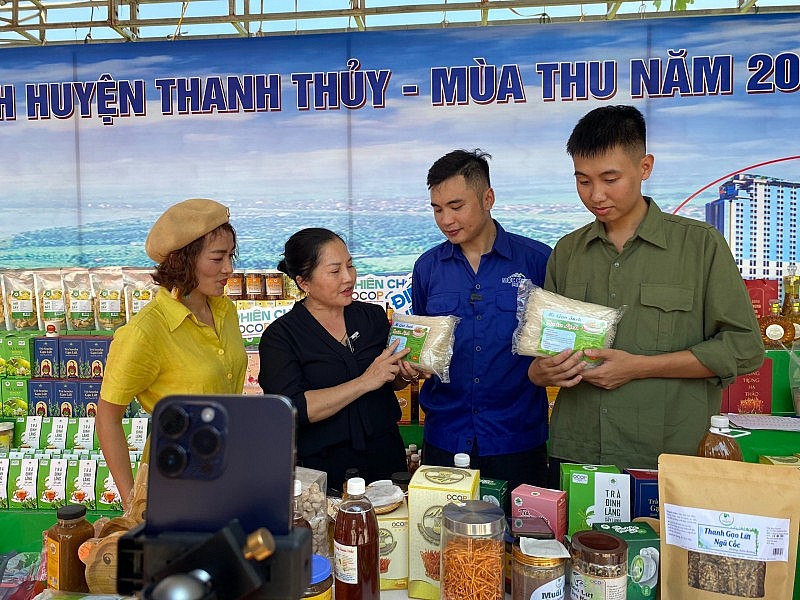 Những nông dân, chủ thể sản phẩm OCOP của huyện Thanh Thủy (Phú Thọ) lần đầu tiên tham gia livestream bán hàng. 