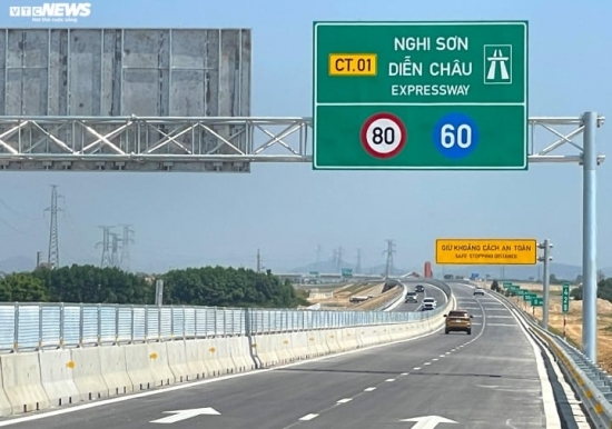 Ngày đầu thông xe cao tốc Nghi Sơn - Diễn Châu: Đường thông thoáng