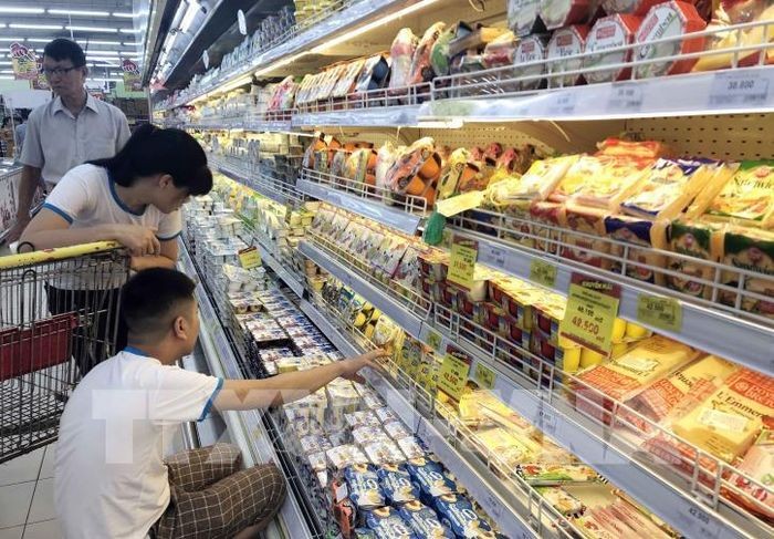 Khách hàng lựa chọn hàng hóa tại siêu thị Big C. Ảnh: Trần Việt - TTXVN