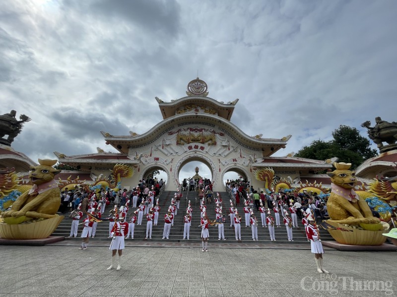 TP. Hồ Chí Minh: Biển người xếp hàng tham quan các khu vui chơi trong ngày 2/9