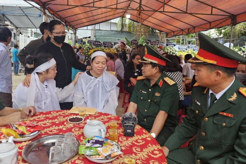 Đại diện Bộ Chỉ huy quân sự tỉnh Phú Yên đến chia buồn với gia đình Trung tá Trương Hồng Kỳ. Ảnh: Minh Toàn