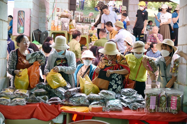 Vui Tết Độc lập tại Làng Văn hóa cùng chợ phiên vùng cao