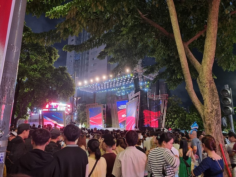 Hàng ngàn người đổ về phố đi bộ Nguyễn Huệ chờ xem bắn pháo hoa mừng Quốc khánh 2/9