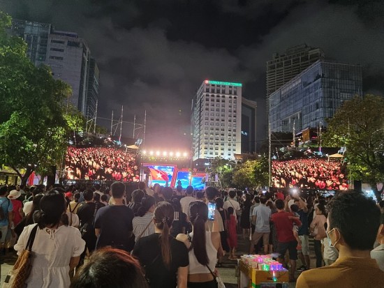 Hàng ngàn người đổ về phố đi bộ Nguyễn Huệ chờ xem bắn pháo hoa mừng Quốc khánh 2/9