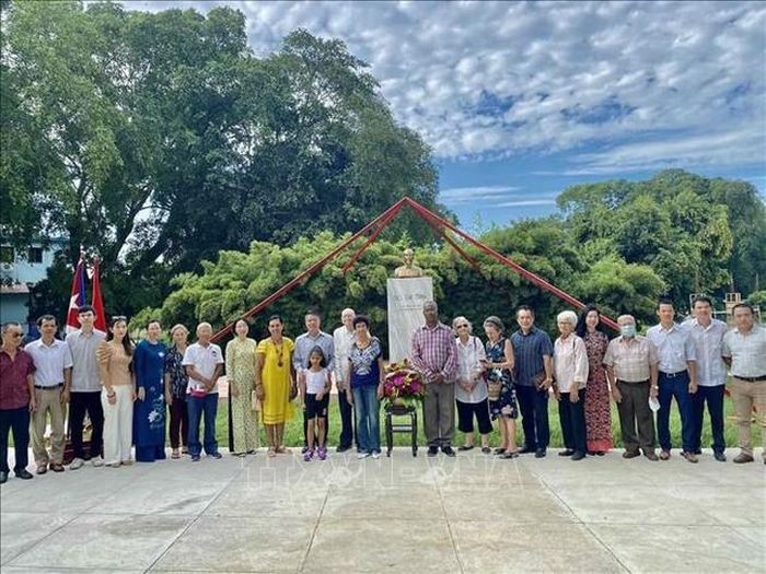 Đại sứ Việt Nam tại Cuba Lê Thanh Tùng cùng các cán bộ và người dân địa phương dâng hoa tưởng nhớ Chủ tịch Hồ Chí Minh - Ảnh: TTXVN