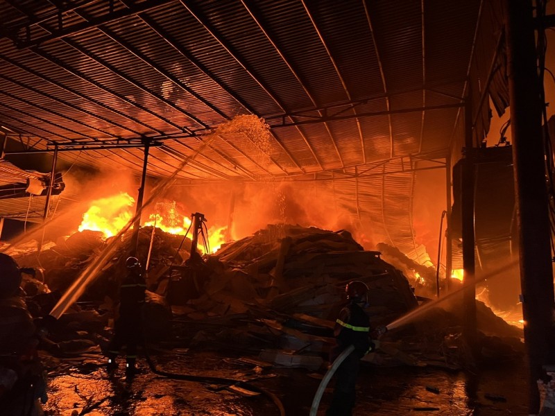 Hải Phòng: Khu nhà xưởng phế liệu hơn 1.000m2 bị “bà hỏa ghé thăm”