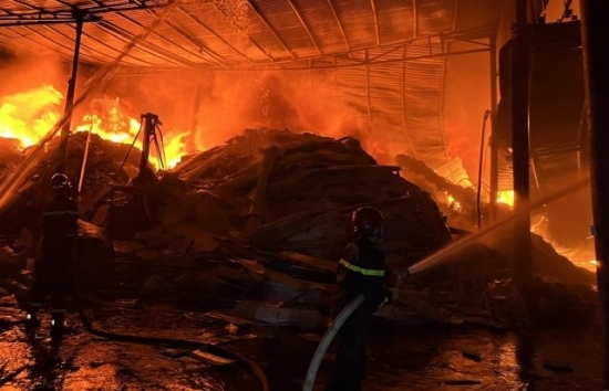 Hải Phòng: Khu nhà xưởng phế liệu hơn 1.000m2 bị “bà hỏa ghé thăm”