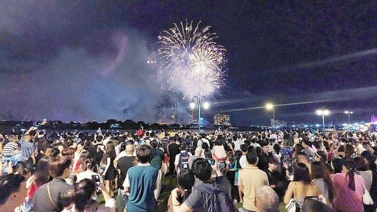 Người dân hào hứng với màn pháo hoa mừng Quốc khánh tại TP. Hồ Chí Minh