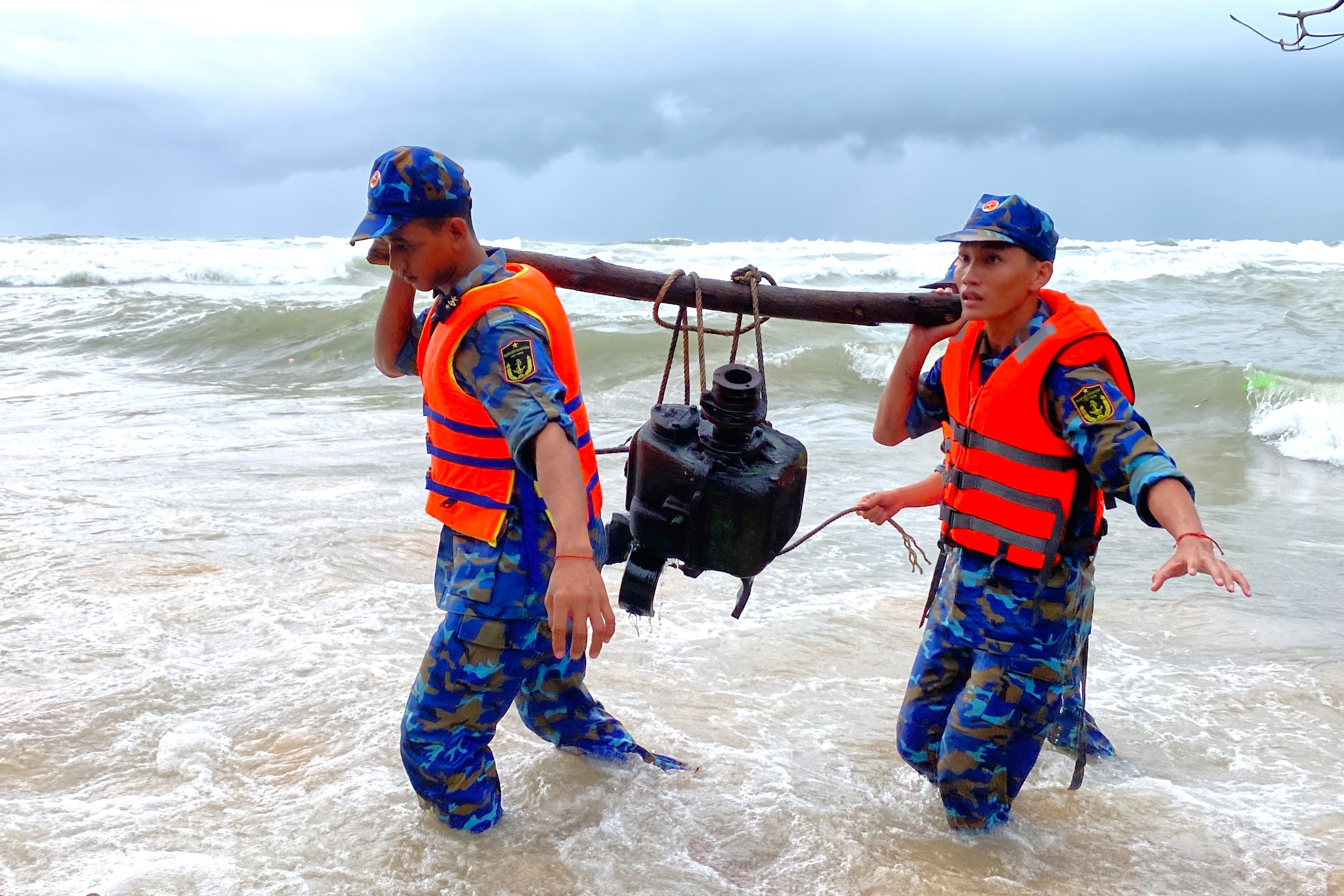 Gần 50 chiến sĩ Vùng 5 Hải quân giúp dân phòng chống sạt lở bờ biển