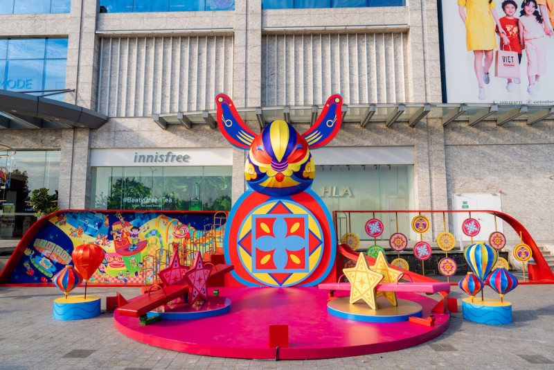 Vincom Mega Mall Smart City gây ấn tượng với hình ảnh Thỏ Ngọc sáng bừng một góc phố