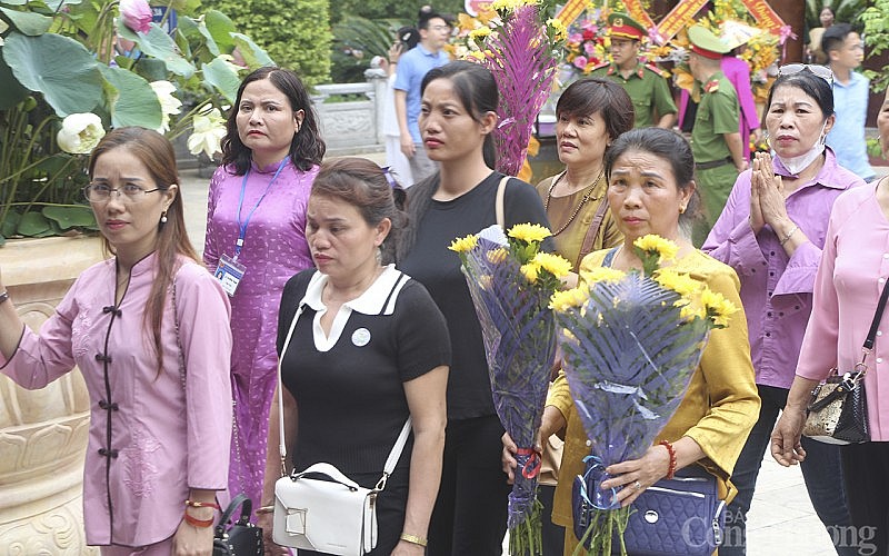 Đông đảo các tầng lớp nhân dân thành kính dâng hoa, dâng hương tưởng niệm, bày tỏ lòng biết ơn vô hạn đối với Chủ tịch Hồ Chí Minh trong Lễ giỗ lần thứ 54 của Người.