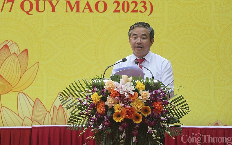 Ông Nguyễn Xuân Đức - Ủy viên Ban Chấp hành Đảng bộ tỉnh, Bí thư Huyện ủy Nam Đàn trình bày diễn văn tưởng niệm Chủ tịch Hồ Chí Minh.