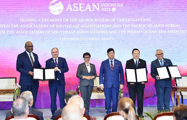 Lễ ký Biên bản ghi nhớ giữa Hiệp hội các quốc gia Đông Nam Á (ASEAN) với Hiệp hội vành đai Ấn Độ Dương (IORA) và giữa ASEAN với Diễn đàn quần đảo Thái Bình Dương (PIF). (Ảnh: Anh Sơn)