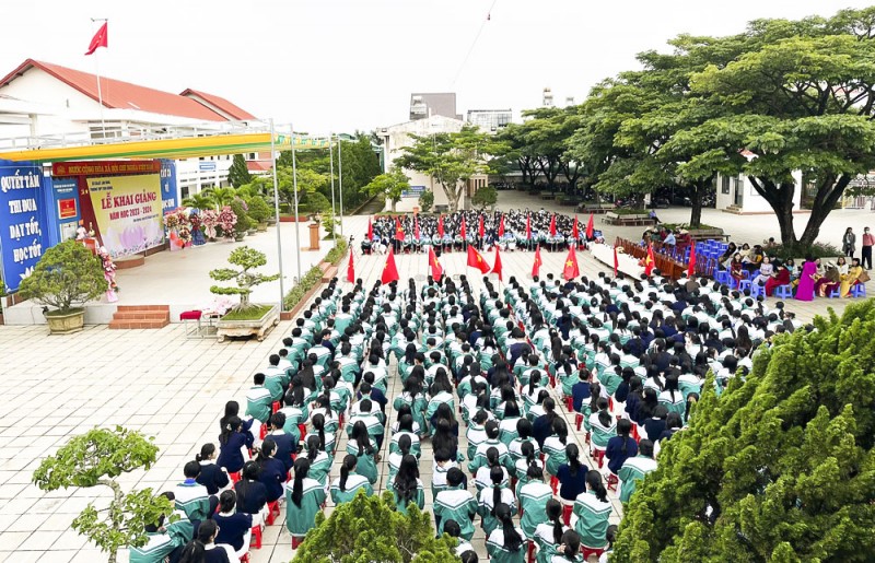 Tỉnh Lâm Đồng trao 200 suất học bổng tặng học sinh nghèo tại Lễ Khai giảng