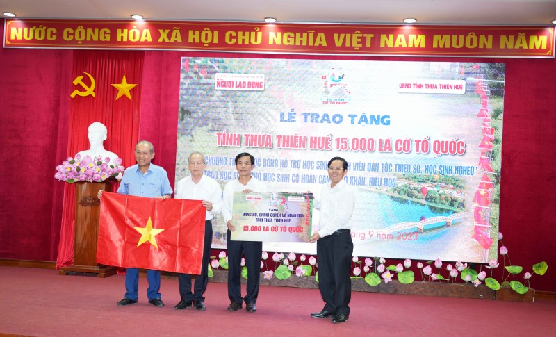 Trao tặng 15.000 lá cờ Tổ quốc cho tỉnh Thừa Thiên Huế