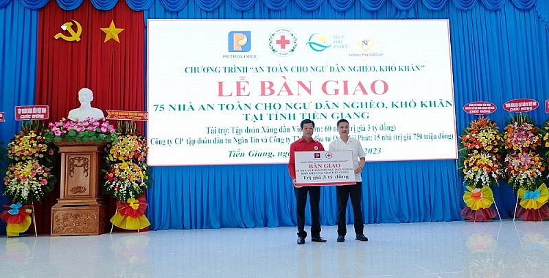 Tập đoàn Xăng dầu Việt Nam tặng ngư dân Tiền Giang 60 căn nhà an toàn