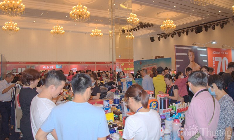 TP. Hồ Chí Minh: Người tiêu dùng “nô nức” sắm hàng hiệu tại Flash Sale Holiday