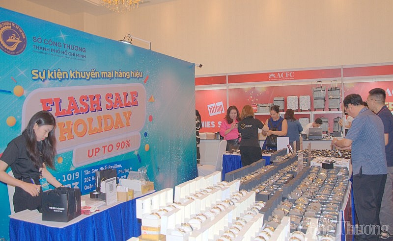 TP. Hồ Chí Minh: Người tiêu dùng “nô nức” sắm hàng hiệu tại Flash Sale Holiday