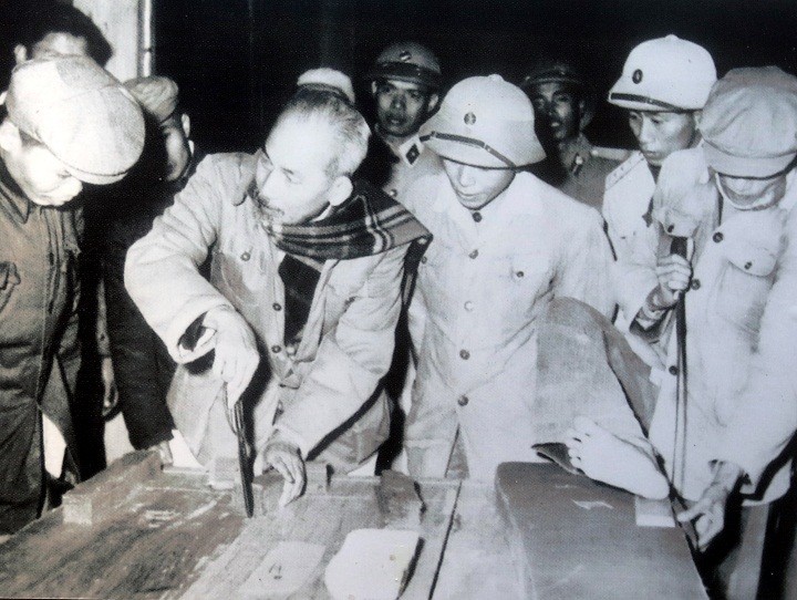 Chủ tịch Hồ Chí Minh thăm cán bộ, công nhân Xí nghiệp May 10, Hà Nội, ngày 8/11/1959