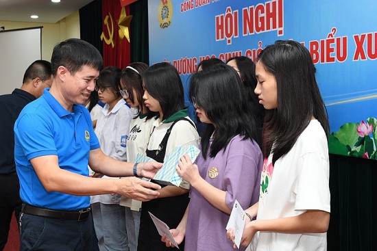 Công đoàn Tổng công ty Lắp máy Việt Nam Lilama tuyên dương học sinh giỏi năm học 2022-2023