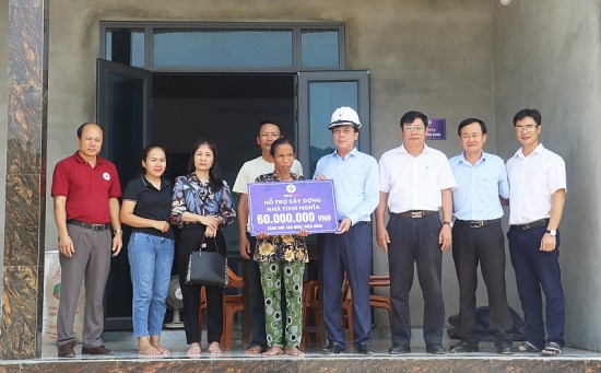 PC Quảng Bình: Trao tặng 4 nhà tình nghĩa cho các gia đình hộ nghèo