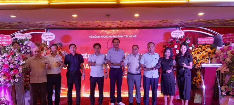 Lãnh đạo Hội đồng hương Quảng Bình tại Hà Nội chúc mừng Ban chủ nhiệm CLB Doanh nhân Quảng Bình tại Hà Nội và các tỉnh lân cận