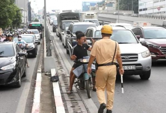 Hà Nội: Ngăn chặn tình trạng xe máy đi vào đường Vành đai trên cao