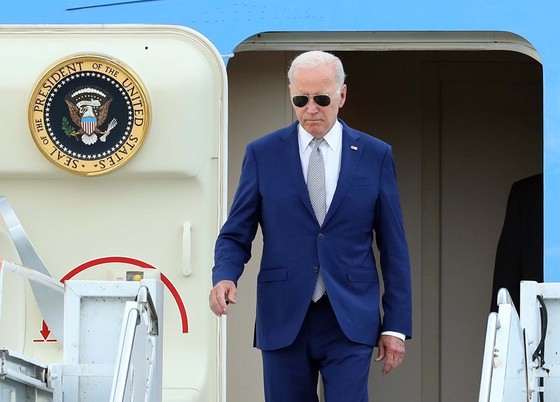 Tổng thống Hoa Kỳ Joe Biden đến sân bay quốc tế Nội Bài. Ảnh: TTXVN ảnh 1