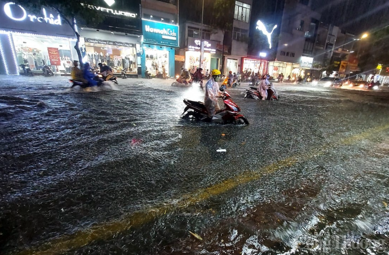 Mưa 30 phút, nhiều tuyến đường trung tâm Đà Nẵng ngập cục bộ
