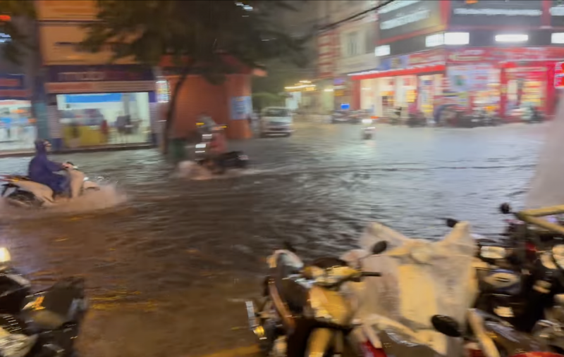 Mưa 30 phút, nhiều tuyến đường trung tâm Đà Nẵng đã ngập