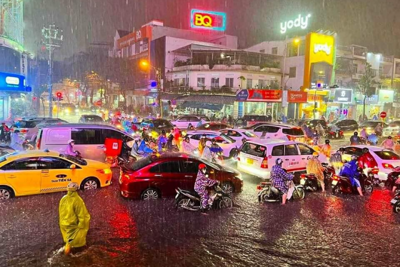 Mưa 30 phút, nhiều tuyến đường trung tâm Đà Nẵng ngập cục bộ