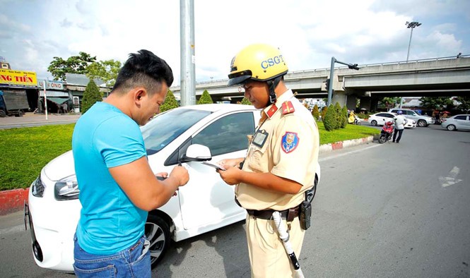 Cảnh sát giao thông có thể kiểm các giấy tờ có liên quan qua ứng dụng VNeID
