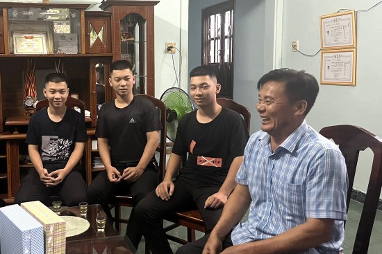 Khánh Hòa: Ba anh em sinh ba cùng thi đỗ vào Trường sĩ quan Không quân