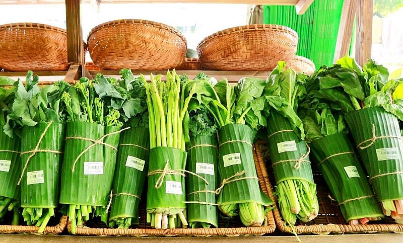 Nhiều siêu thị đã nói không với túi nilon, sử dụng lá chuối để bọc rau củ