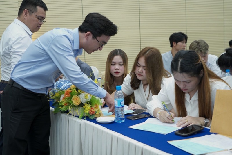 Đại học Nguyễn Tất Thành đón gần 50 tân sinh viên quốc tế nhập học