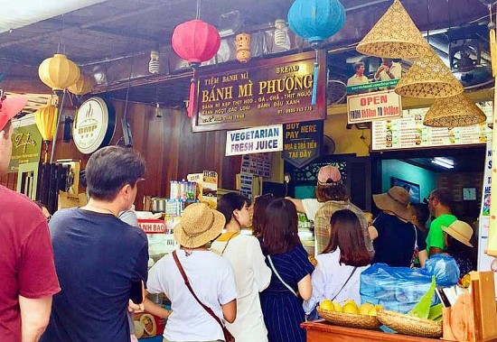 Quảng Nam: Hơn 30 người bị ngộ độc sau khi ăn bánh mì Phượng ở Hội An