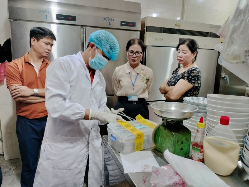 Quảng Nam: Hơn 30 người bị ngộ độc sau khi ăn bánh mì Phượng ở Hội An
