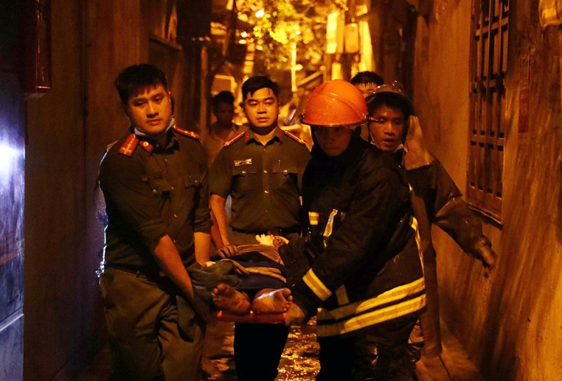 Vụ cháy chung cư Hà Nội: Ngẫm về chiếc thang dây cứu sống 4 người thoát “án” tử?