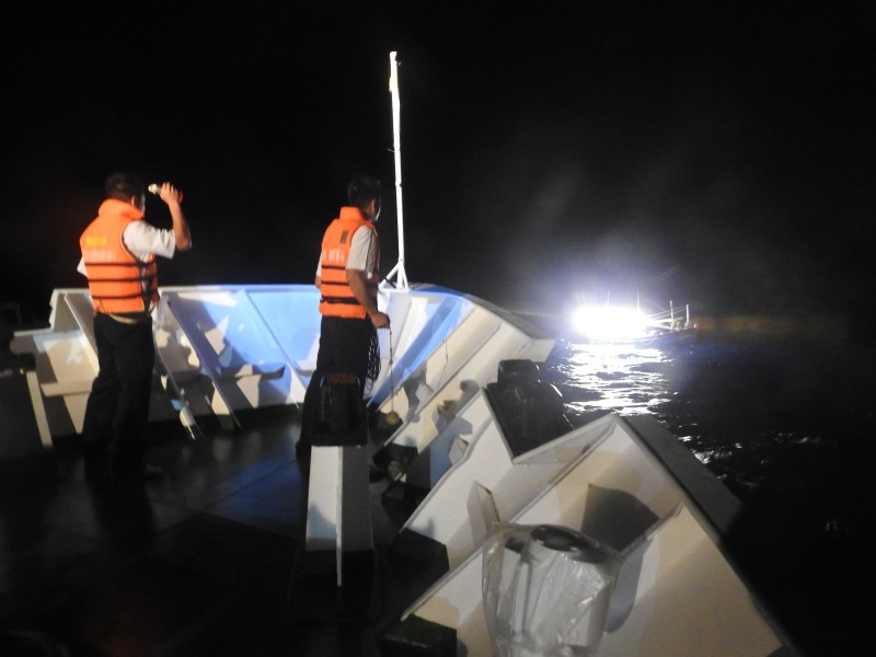 Hải quân hỗ trợ lai kéo tàu cá gặp sự cố trên biển Trường Sa