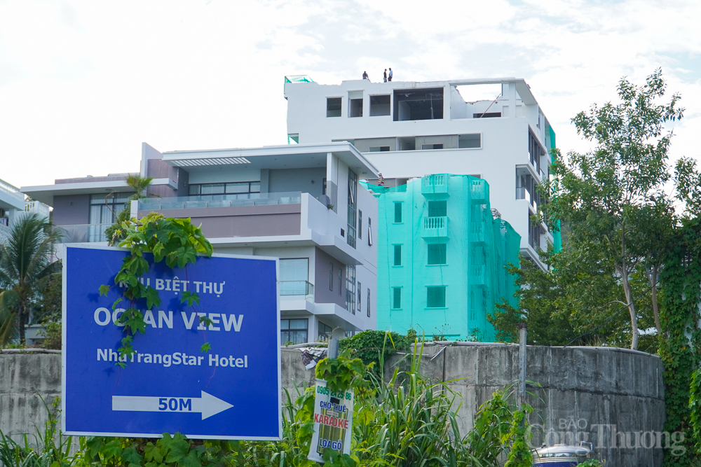 Cận cảnh tháo dỡ các tầng vi phạm của loạt biệt thự cao cấp ở Nha Trang